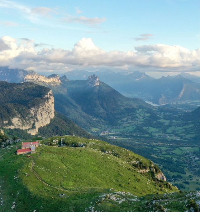 C’est à Villaz, près d’Annecy  que nous cultivons notre identité rustique et alpine